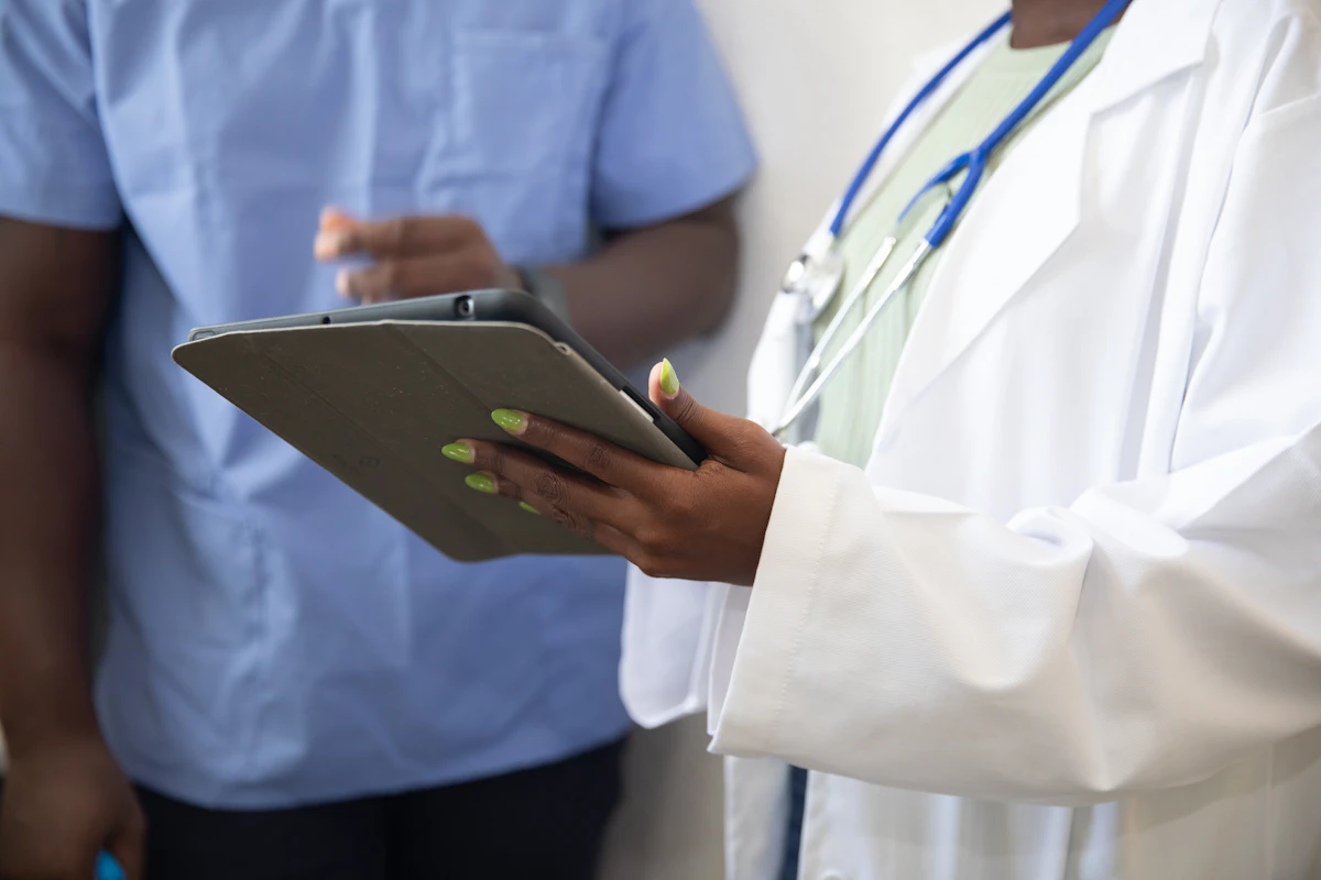 Profesional sanitaria consultando un historial en una tableta